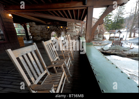 Schaukelstühle auf See Balkon des historischen Mohonk Mountain House, Farbe horizontalen Weitwinkel, New Paltz, New York, USA Stockfoto