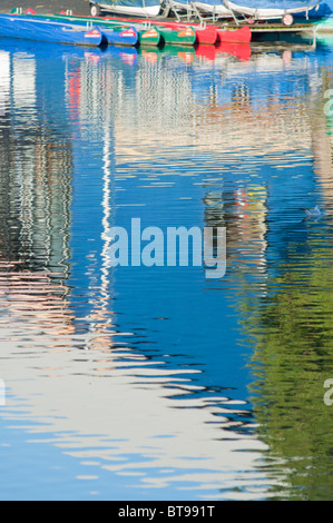 Die Reflexionen des Visitor Center/Bootshaus und Boote am Pfeil Valley Lake Country Park Birmingham, West Midlands, England, Großbritannien Stockfoto