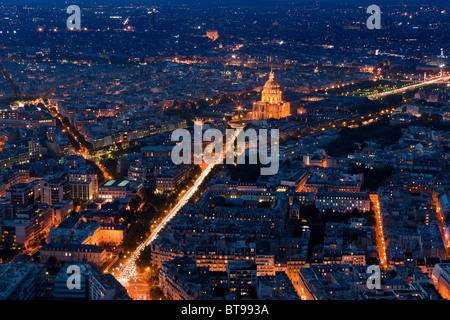 Sonnenuntergang in Paris mit dem Blick vom Tour Montparnasse Turm auf Les Invalides Stockfoto