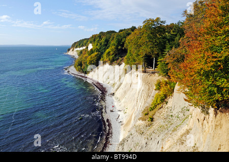 Blick von der Hochuferweg Pfad auf den Kreidefelsen im Nationalpark Jasmund, Halbinsel Jasmund, Insel Rügen Stockfoto