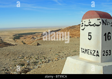 Mile Post, in der Nähe von Tamerza und Tozeur, Wüste Sahara, westlichen Tunesien Stockfoto