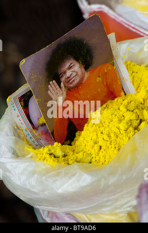 Bhagavan Sri Sathya Sai Baba Foto in gelbes Pulver in einer indischen Markt. Puttaparthi, Andhra Pradesh, Indien Stockfoto
