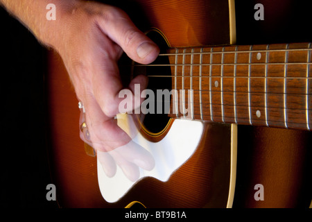 Gitarrist, die Bewegung der Hand zeigen Stockfoto