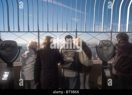 Touristen genießen die Aussicht von der Aussichtsplattform des Empire State Building von New York City Stockfoto