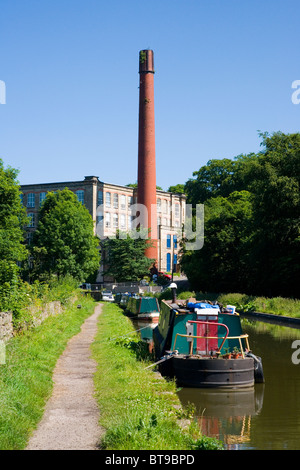 Schmale Boote an Clarence Mühle am Macclesfield Kanal in Bollington in Cheshire; England; Stockfoto