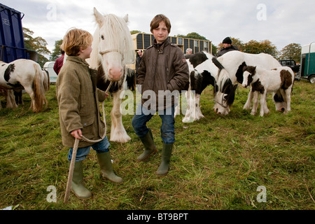 Zwei jungen Zigeuner jungen helfen, die Familie Pferde an den Stow Pferdemesse kümmern.  DAVID MANSELL Stockfoto