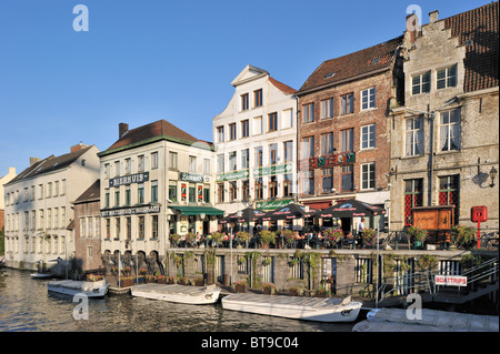 Bürgersteig Cafés entlang des Flusses Lys in Gent, Belgien Stockfoto