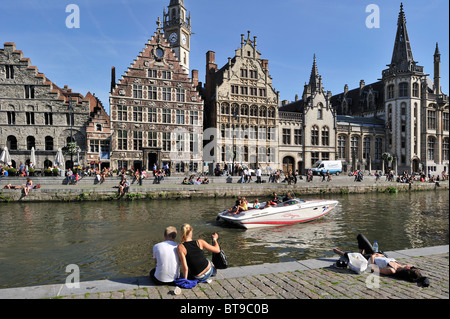 Touristen am Kai entlang des Flusses Lys mit Blick über die Graslei / Grass Lane in Gent, Belgien Stockfoto