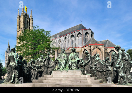 Denkmal zu Ehren der Gebrüder Van Eyck und der Kathedrale St. Bavo in Gent, Belgien Stockfoto