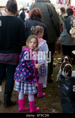 Junger Zigeuner Schwestern ihre passende Kleidung sind mit ihrer Mutter in Stow Horse Fair einkaufen. DAVID MANSELL Stockfoto