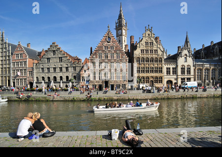 Touristen am Kai entlang des Flusses Lys mit Blick über die Graslei / Grass Lane in Gent, Belgien Stockfoto