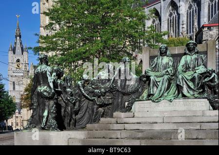 Denkmal zu Ehren der Gebrüder Van Eyck und der Glockenturm in Gent, Belgien Stockfoto