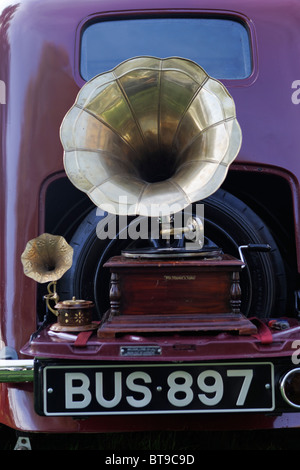 1921 Tabelle Grammophon - Grammophon - Ausstellung-Sound-Box Kurbel Wickler vergoldet Flower Horn HMV Label - beim Start des Austin Big 7 Stockfoto