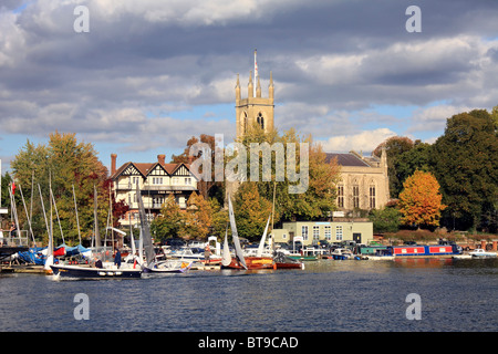 St. Marien Kirche und Hampton-Segel-Club auf der Themse bei Hampton, England UK. Stockfoto