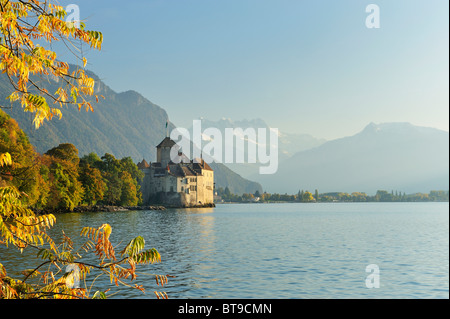 Das Schloss Chillon am Genfer See und die Berge Dents du Midi, Veytaux, Montreux, Schweiz, Europa Stockfoto