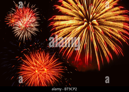 Drei leuchtenden Feuerwerke, mit gold überwiegt Stockfoto