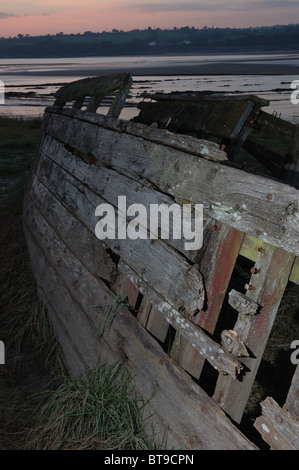 Alten Severn Barge gestrandet am Ufer des Flusses Severn in Purton, in der Nähe von Schärfe. Stockfoto