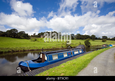 Vertäut schmale Boot am Leeds-Liverpool-Kanal in Foulridge, Lancashire Stockfoto