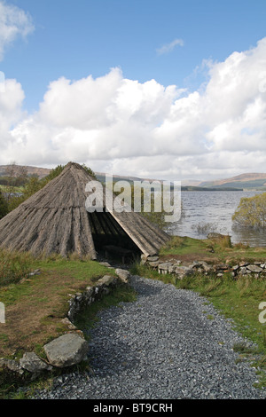 Rekonstruiertes Eisenzeit Roundhouse neben Clatteringshaw Loch, Galloway Forest Park, Dumfries & Galloway, Schottland Stockfoto