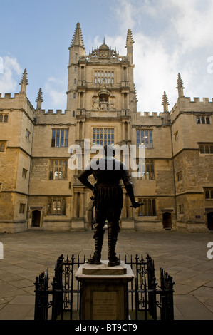 Ein Blick auf den Turm der fünf Aufträge in der Bodleian Library in Oxford mit der Vordergrund-Statue von Thomas Earl of Pembroke Stockfoto