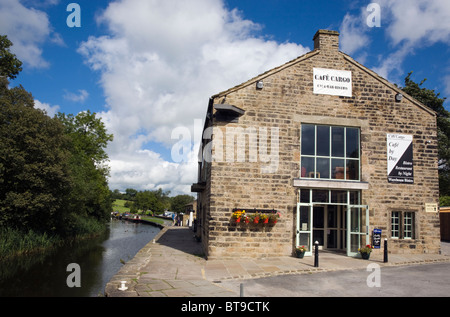 Cafe Cargo am Leeds-Liverpool-Kanal am Foulridge Wharf, Lancashire Stockfoto