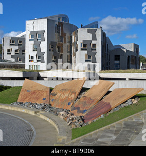 Holyrood schottisches Parlament, Edinburgh, Schottland. Artwork Teil der die Dynamische Erde Attraktion im Vordergrund. Stockfoto