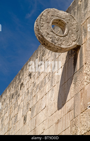 Geschnitzten Stein Reifen auf den großen Ball Court Maya Site von Chichén Itzá, Yucatan, Mexiko Stockfoto