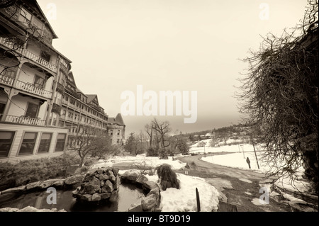 Mohonk Mountain House Winter Blick mit House, Rock-Teich, Pfad und Viney Wand, New Paltz, New York, USA, in Sepia Stockfoto