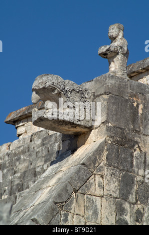 Krieger und Schlange den Kopf am Tempel der Krieger (Gruppe der Tausend Säulen). Maya Website von Chichen Itza, Yucatan, Mexiko Stockfoto