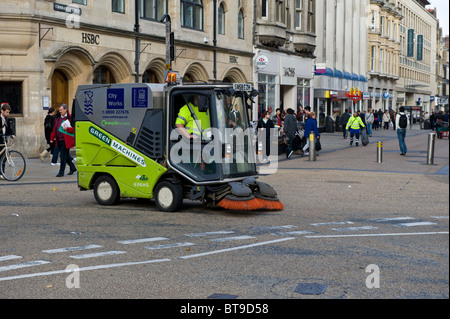 Green Machine Straßenkehrer in Zentrum von Oxford von Oxford Stadtrat tätig. Stockfoto