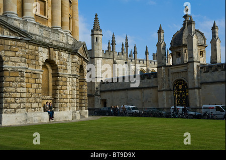 Die Radcliffe Camera mit All Souls College in Oxford University im Hintergrund Stockfoto