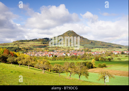 Blick auf die herbstliche Landschaft in den Hegau und auf dem Hohenhewen Vulkan, Landkreis Konstanz, Baden-Württemberg, Deutschland, Europa Stockfoto