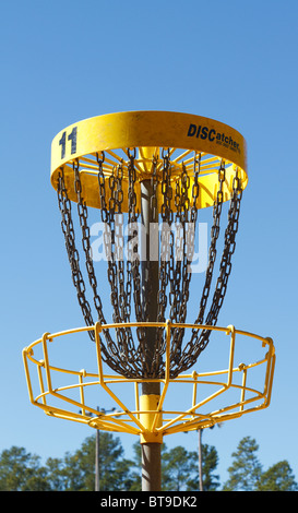 Loch 11 des ständigen Disc Golf Ziel auf einem Datenträger Platz an einem klaren Tag in South Carolina, USA. Stockfoto
