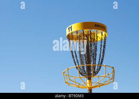 Loch 11 des ständigen Disc Golf Ziel auf einem Datenträger Platz an einem klaren Tag in South Carolina, USA. Stockfoto