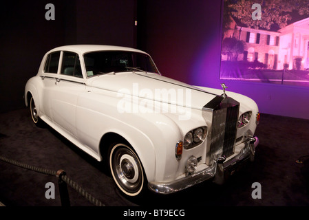 Weiß 1966 Rolls-Royce Silver Cloud im Besitz von Elvis Presley im Automobil-Museum in Graceland, Memphis, Tennessee, USA Stockfoto