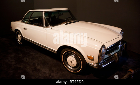 Weiß 1970 Mercedes 280 Automobil im Besitz von Elvis Presley, auf das Automuseum in Graceland, Memphis, Tennessee, USA Stockfoto