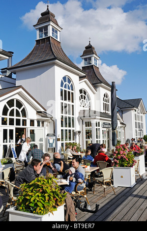 Gäste im Café auf dem Pier in der Ostsee resort Sellin, Insel Rügen, Mecklenburg-Western Pomerania, Deutschland, Europa Stockfoto