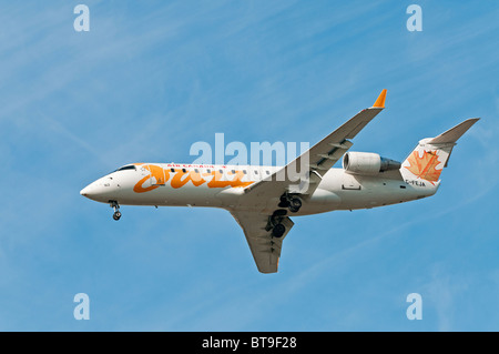 Einem niedrigen Winkel-Blick auf eine Air Canada Jazz CRJ-200ER kommerziellen Jet Airliner. Stockfoto