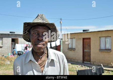 Porträt eines alten Mannes, Slum, Township, Queenstown, Eastern Cape, Südafrika, Afrika Stockfoto