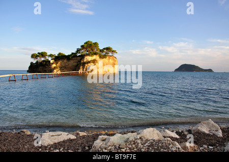 Agios Sostis Insel und Bridge bei Sonnenuntergang, Zakynthos (Zante), Ionische Inseln, Griechenland Stockfoto