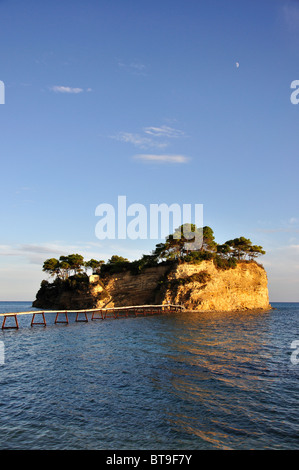 Agios Sostis Insel und Bridge bei Sonnenuntergang, Zakynthos (Zante), Ionische Inseln, Griechenland Stockfoto