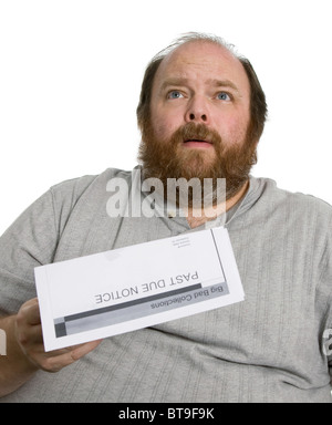 Mann, der Hinweis, auf der Suche sehr besorgt überfällig hält Stockfoto