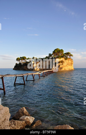 Agios Sostis Insel und Bridge bei Sonnenuntergang, Zakynthos (Zante), Ionische Inseln, Griechenland Stockfoto