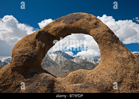 Whitney Portal Arch mit Mount Whitney, Alabama Hills, Sierra Nevada, Kalifornien, USA Stockfoto