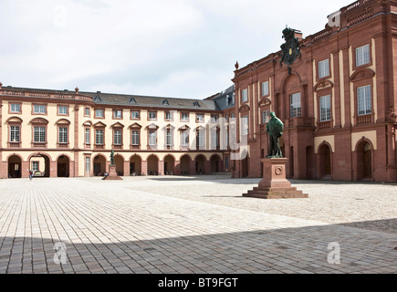 Denkmal für Karl Friedrich von Baden am Mannheimer Schloss, ehemalige Residenz der Kurfürsten von der Pfalz, Mannheim Stockfoto