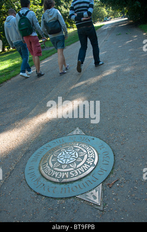 Besucher zum Hyde Park zu Fuß vorbei an einer Prinzessin Diana Memorial Walk-Plakette. Stockfoto