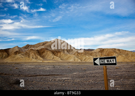 One Way Zeichen im Death Valley National Park, Mojave-Wüste, Kalifornien, Nevada, USA Stockfoto