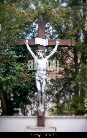 Ein Kreuz mit Bild Christi, im freien Stockfoto