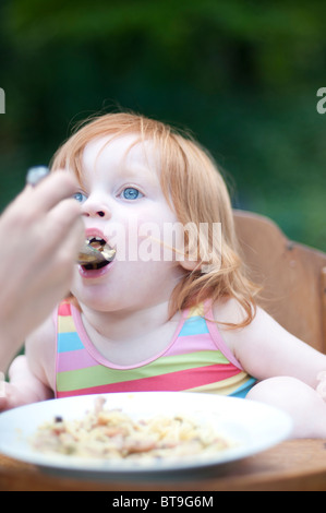 Ein junges Kind gefüttert Stockfoto