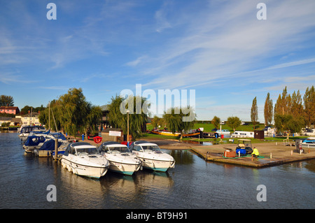 Burgh St Peter, Norfolk, England: Kreuzer im Hafen festgemacht Stockfoto